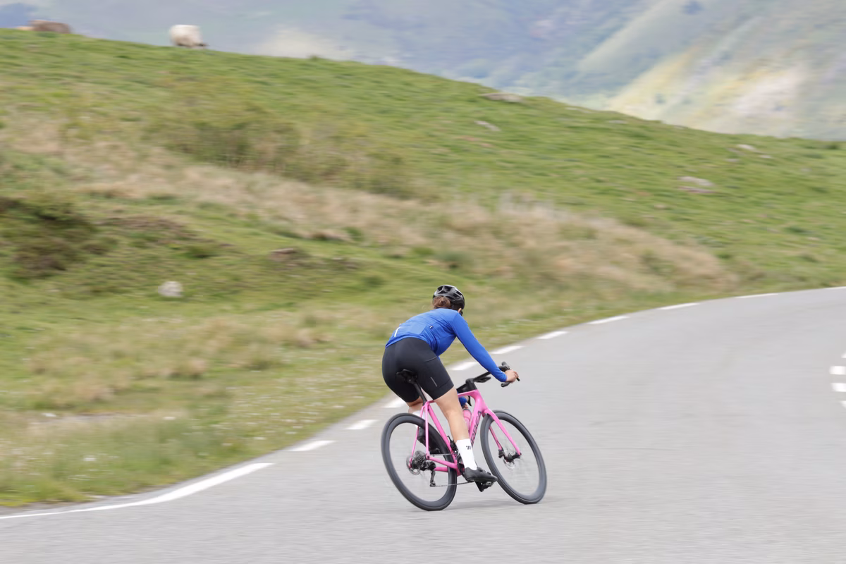 Cycliste en plein effort sur une route de montagne